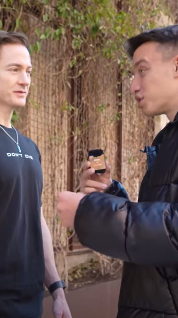 Quên chuyện làm giàu đi… Người đàn ông này muốn sống mãi mãi.