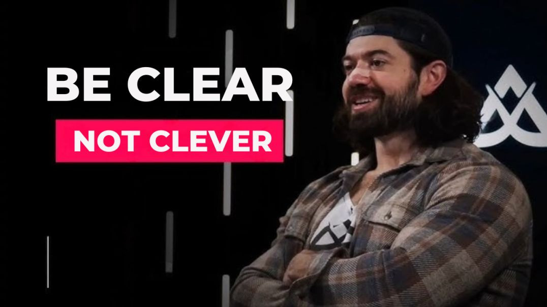 ⁣Hãy rõ ràng, đừng cố thông minh 🎯- Alex Hormozi