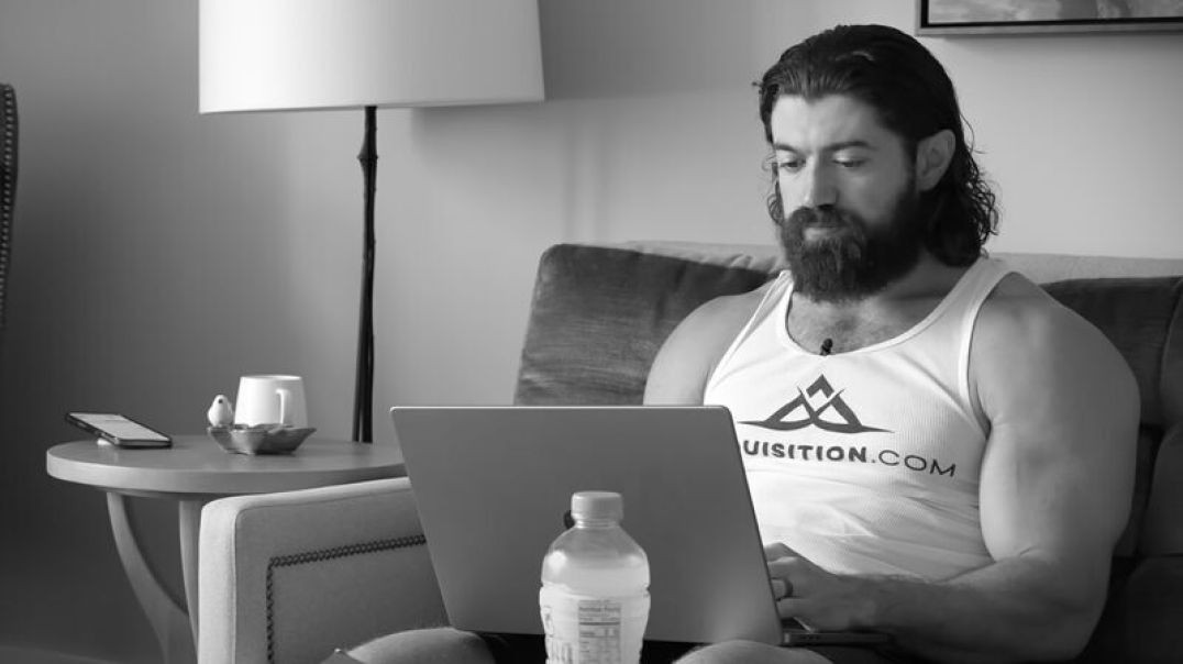 Hãy bắt đầu nhỏ nếu bạn tạo nội dung 🎬 - Alex Hormozi